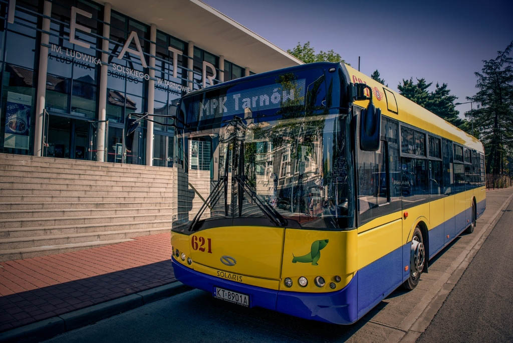Autobus marki Solaris Urbino 12 - sesja na tle tarnowskiego teatru
